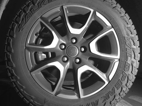 Used 2025 Jeep Compass Trailhawk image 12