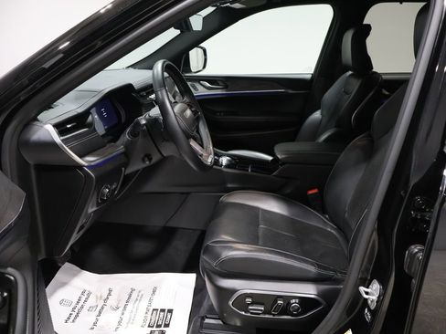 Used 2022 Jeep Grand Cherokee Overland w/ Luxury Tech Group IV image 11