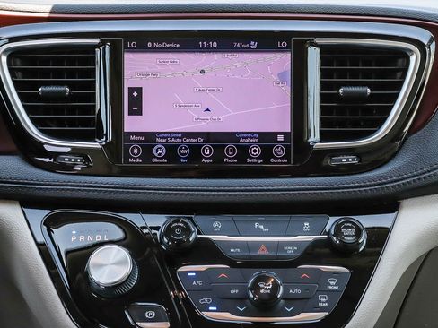 Used 2019 Chrysler Pacifica Limited FWD image 18