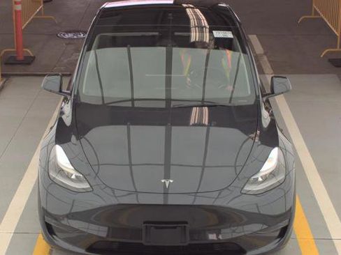 Used 2025 Tesla Model Y Long Range AWD/4WD image 2
