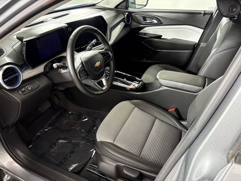 Used 2025 Chevrolet Trax LT w/ LT Convenience Package FWD image 25