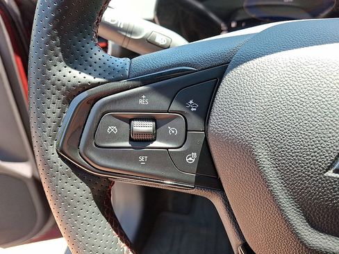 Certified 2024 Chevrolet Trax RS w/ Sunroof Package FWD image 17