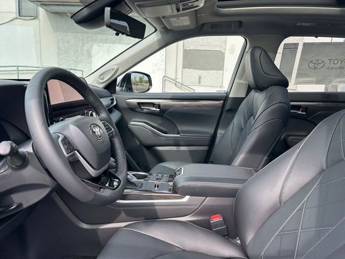 New 2026 Toyota Highlander Platinum AWD/4WD image 10