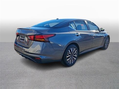 Used 2024 Nissan Altima 2.5 SV image 4