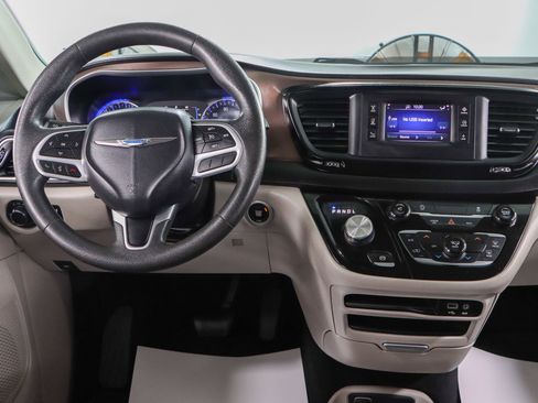 Used 2017 Chrysler Pacifica LX image 17