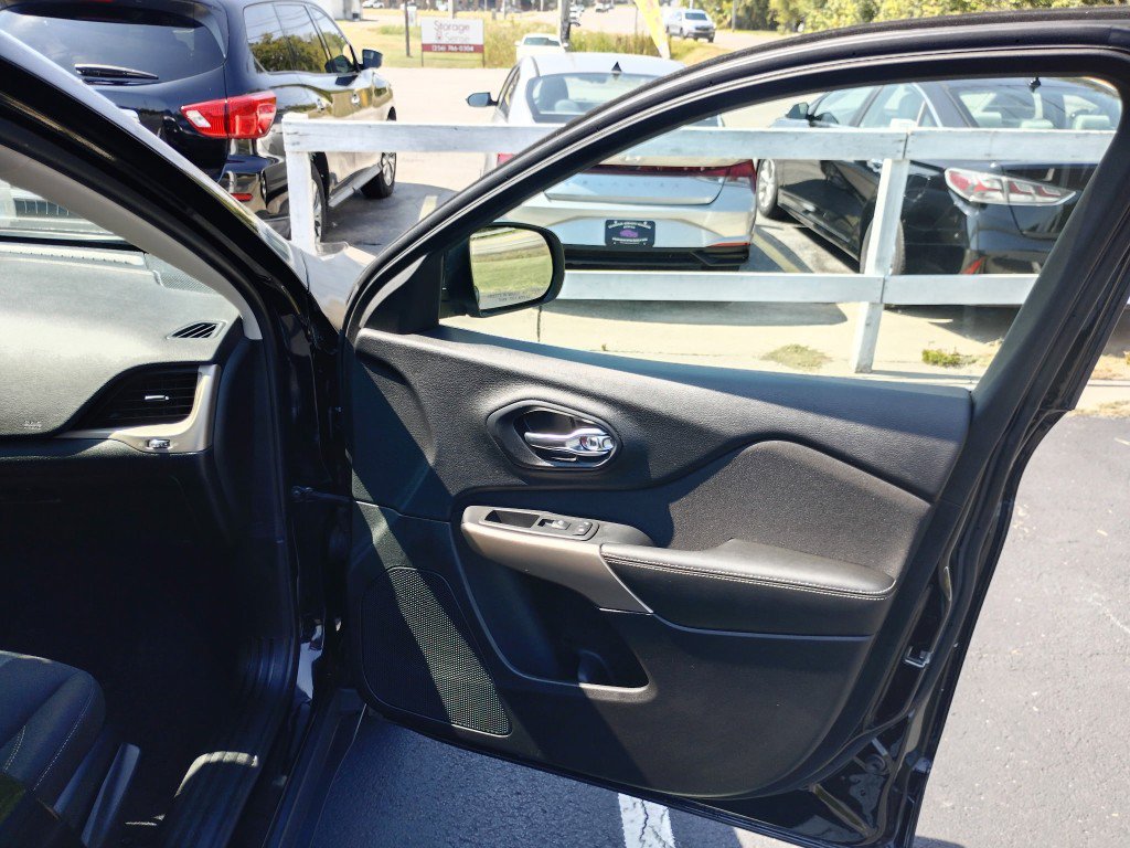 Used 2018 Jeep Cherokee Latitude w/ Safety Group FWD image 10