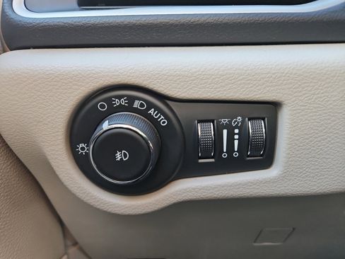 Used 2024 Chrysler Pacifica Touring-L image 23