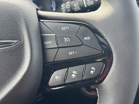 Used 2025 Chrysler Pacifica Limited image 20