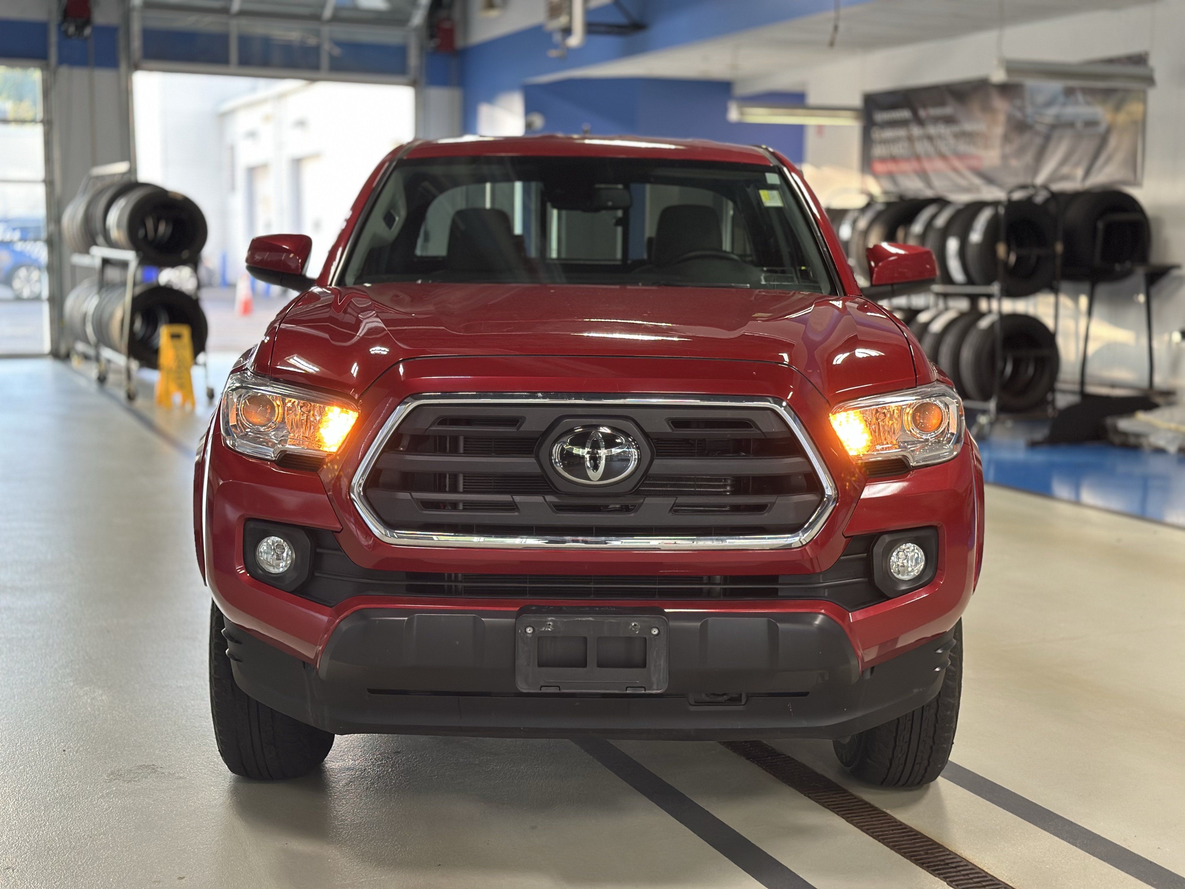 Used 2019 Toyota Tacoma SR5 AWD/4WD image 2