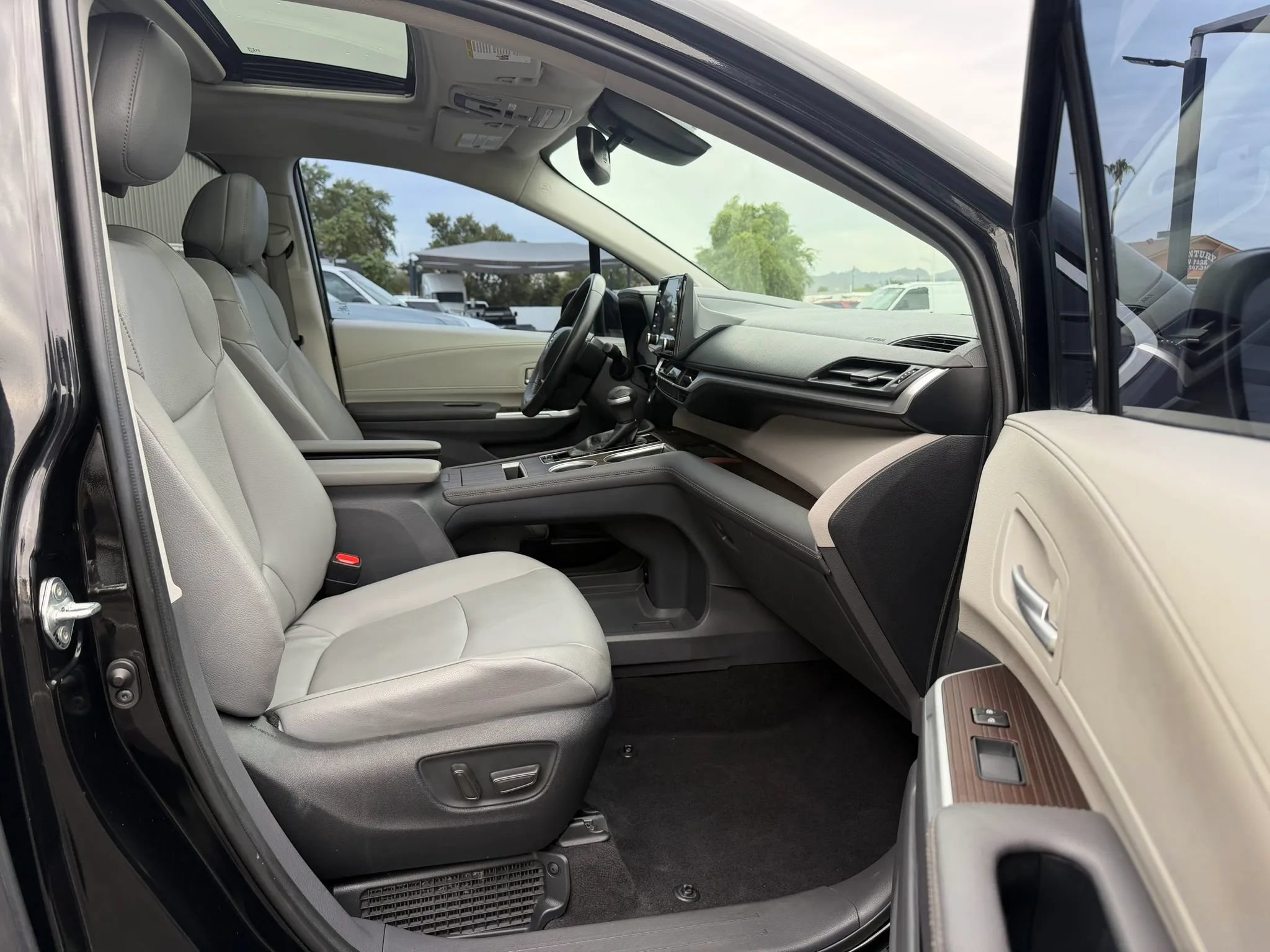 Used 2022 Toyota Sienna XLE w/ XLE Plus Package FWD image 27