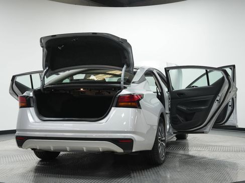 Used 2024 Nissan Altima 2.5 SV image 10