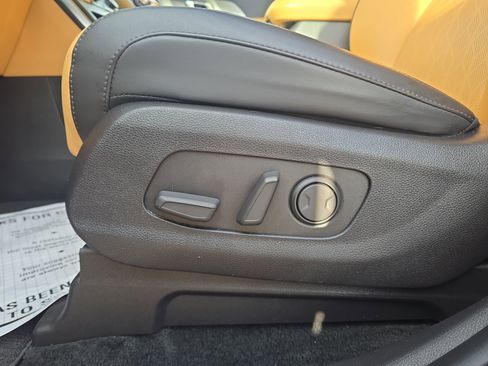 Used 2024 Kia Carnival LX FWD image 13