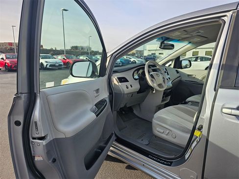 Used 2012 Toyota Sienna LE w/ Towing Pkg image 17