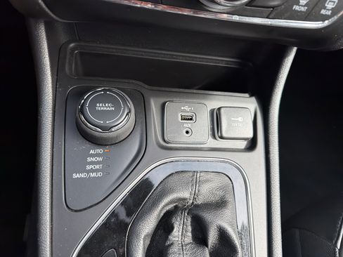 Used 2021 Jeep Cherokee Limited AWD/4WD image 22