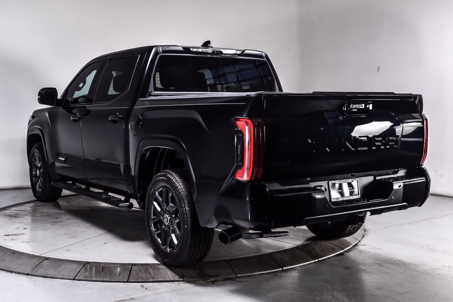 Used 2024 Toyota Tundra Platinum AWD/4WD image 4