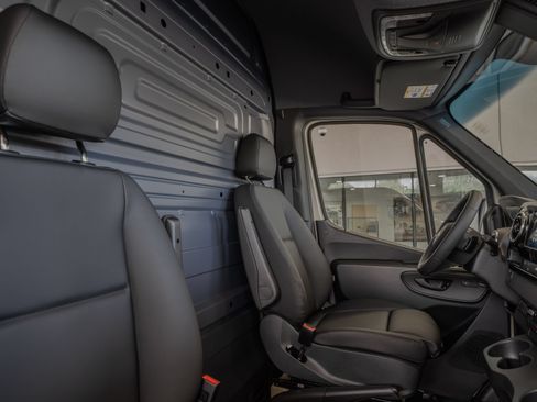 Used 2025 Mercedes-Benz Sprinter 2500 image 32