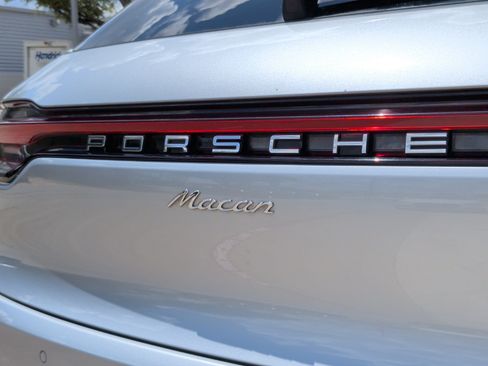 Used 2020 Porsche Macan AWD/4WD image 11