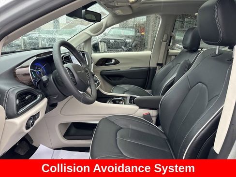 Used 2024 Chrysler Pacifica Limited image 13