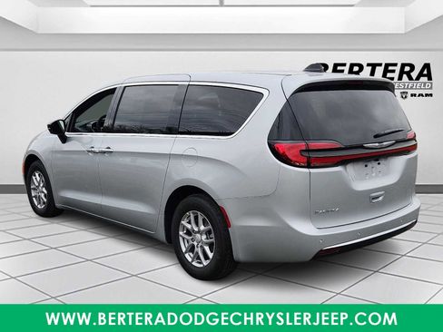 New 2026 Chrysler Pacifica Select FWD image 3