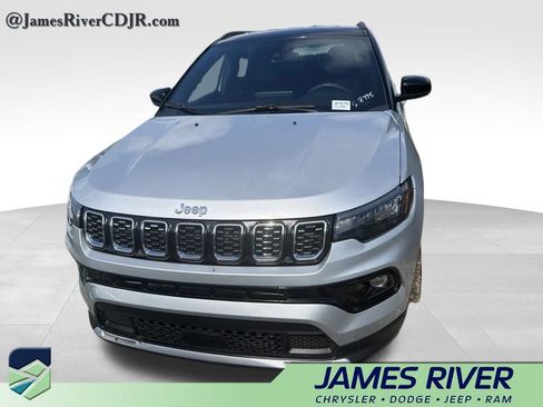 Used 2025 Jeep Compass Limited AWD/4WD image 3
