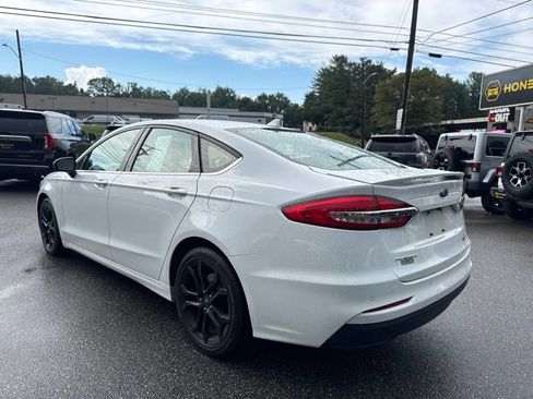 Used 2019 Ford Fusion SE w/ Equipment Group 151A FWD image 4