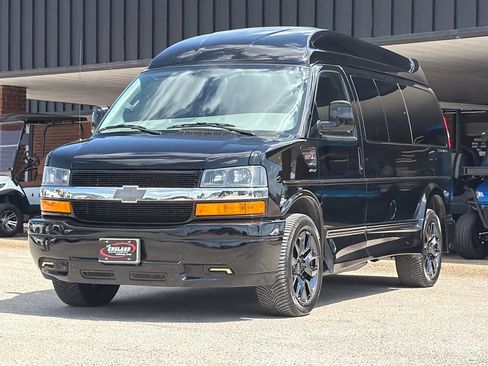 Used 2023 Chevrolet Express 2500 RWD image 3