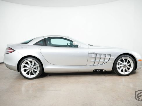 Used 2005 Mercedes-Benz SLR image 12