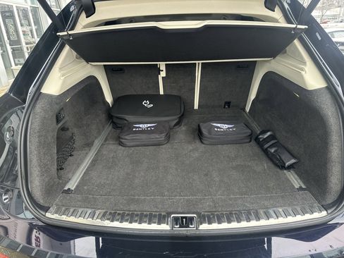 Used 2024 Bentley Bentayga Plug-In Hybrid image 28