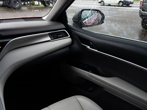 Used 2018 Toyota Camry SE image 9