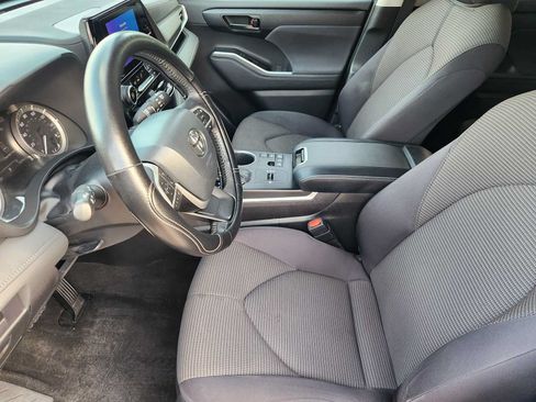 Used 2023 Toyota Highlander LE FWD image 12