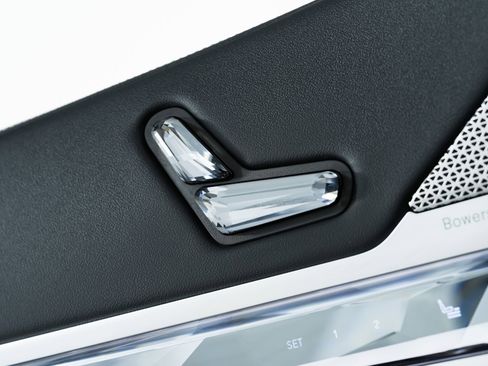 Used 2023 BMW 740i w/ Parking Assistance Package image 76