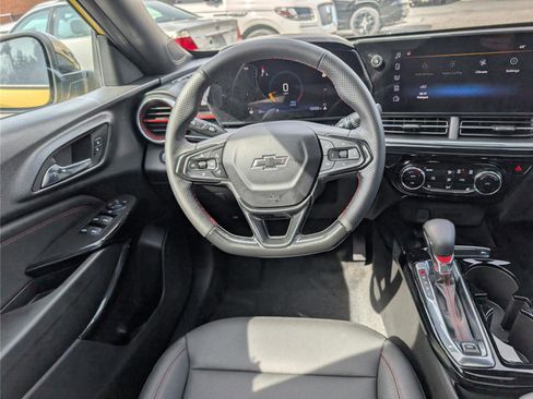 Used 2024 Chevrolet Trax RS w/ Sunroof Package image 17