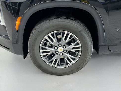Used 2025 Chevrolet Traverse LT image 30