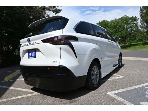 New 2025 Toyota Sienna XLE image 5