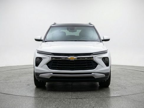 Used 2025 Chevrolet TrailBlazer LT image 2