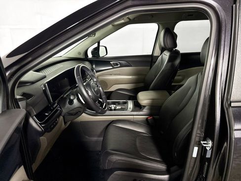 Certified 2025 Kia Carnival LXS image 12