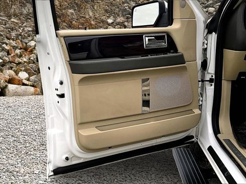 Used 2017 Lincoln Navigator Reserve image 19