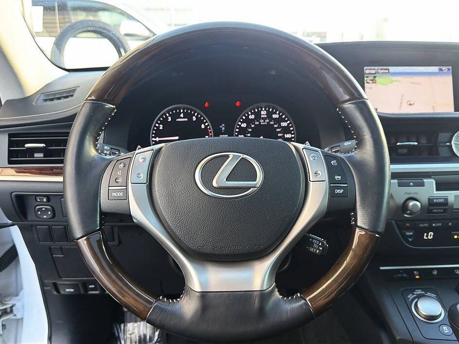 Used 2015 Lexus ES 350 w/ Luxury Package FWD image 6