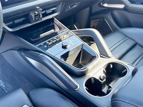 Used 2025 Porsche Cayenne Turbo image 8