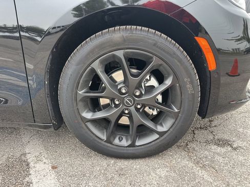 New 2026 Chrysler Pacifica Limited w/ S Appearance Package image 4