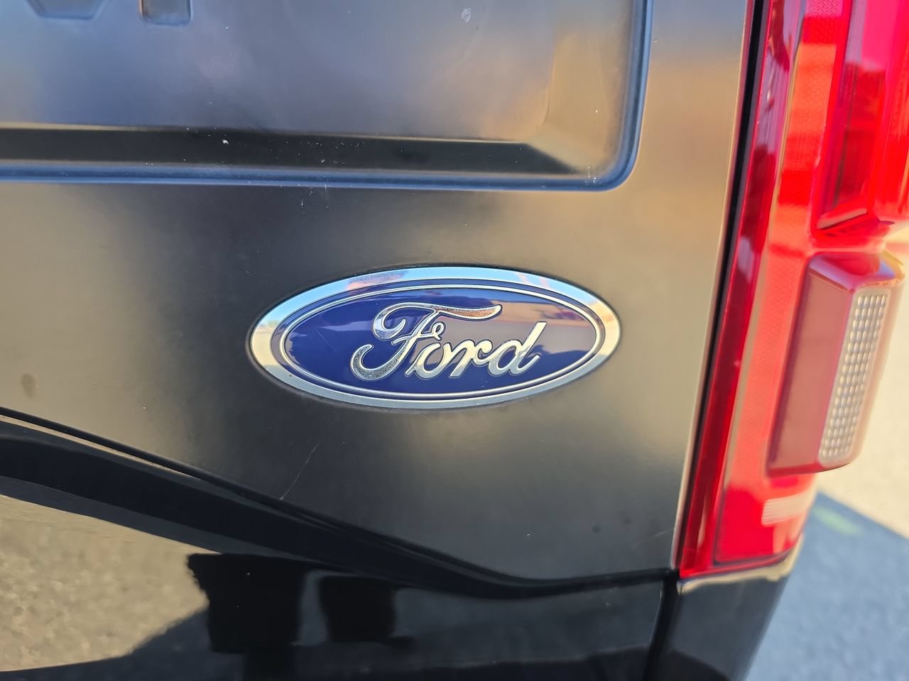 Used 2016 Ford F150 Platinum w/ Equipment Group 701A Luxury AWD/4WD image 32