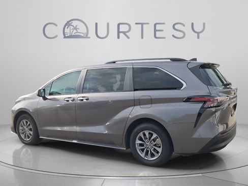Certified 2024 Toyota Sienna XLE FWD image 3