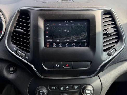 Used 2019 Jeep Cherokee Latitude Plus w/ Cold Weather Group AWD/4WD image 15