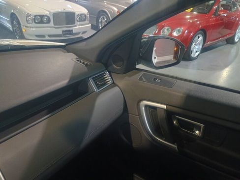 Used 2019 Land Rover Discovery Sport SE image 19