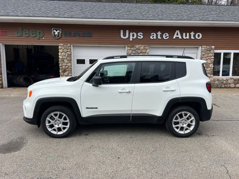 Used 2023 Jeep Renegade Latitude w/ Premium Group AWD/4WD image 8