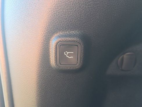 Used 2019 Jeep Cherokee Limited w/ Technology Group AWD/4WD image 15