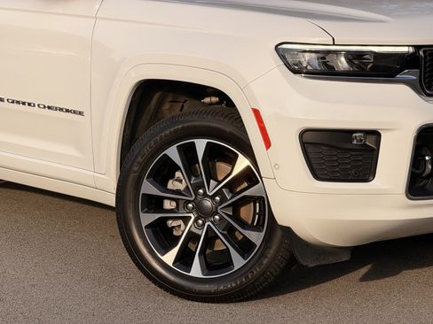 Used 2022 Jeep Grand Cherokee L Overland w/ Advanced Protech Group III AWD/4WD image 3