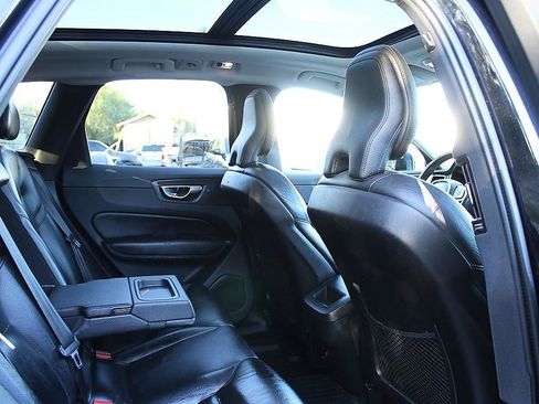 Used 2019 Volvo XC60 T5 Momentum w/ Premium Package FWD image 17