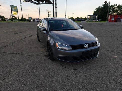 Used 2011 Volkswagen Jetta SE FWD image 2