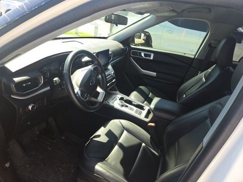 Used 2022 Ford Explorer XLT w/ Equipment Group 202A image 5